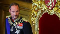 Noua regele al Norvegiei depune jurământul în timp ce cei în doliu își aduc omagiul tatălui său decedat.