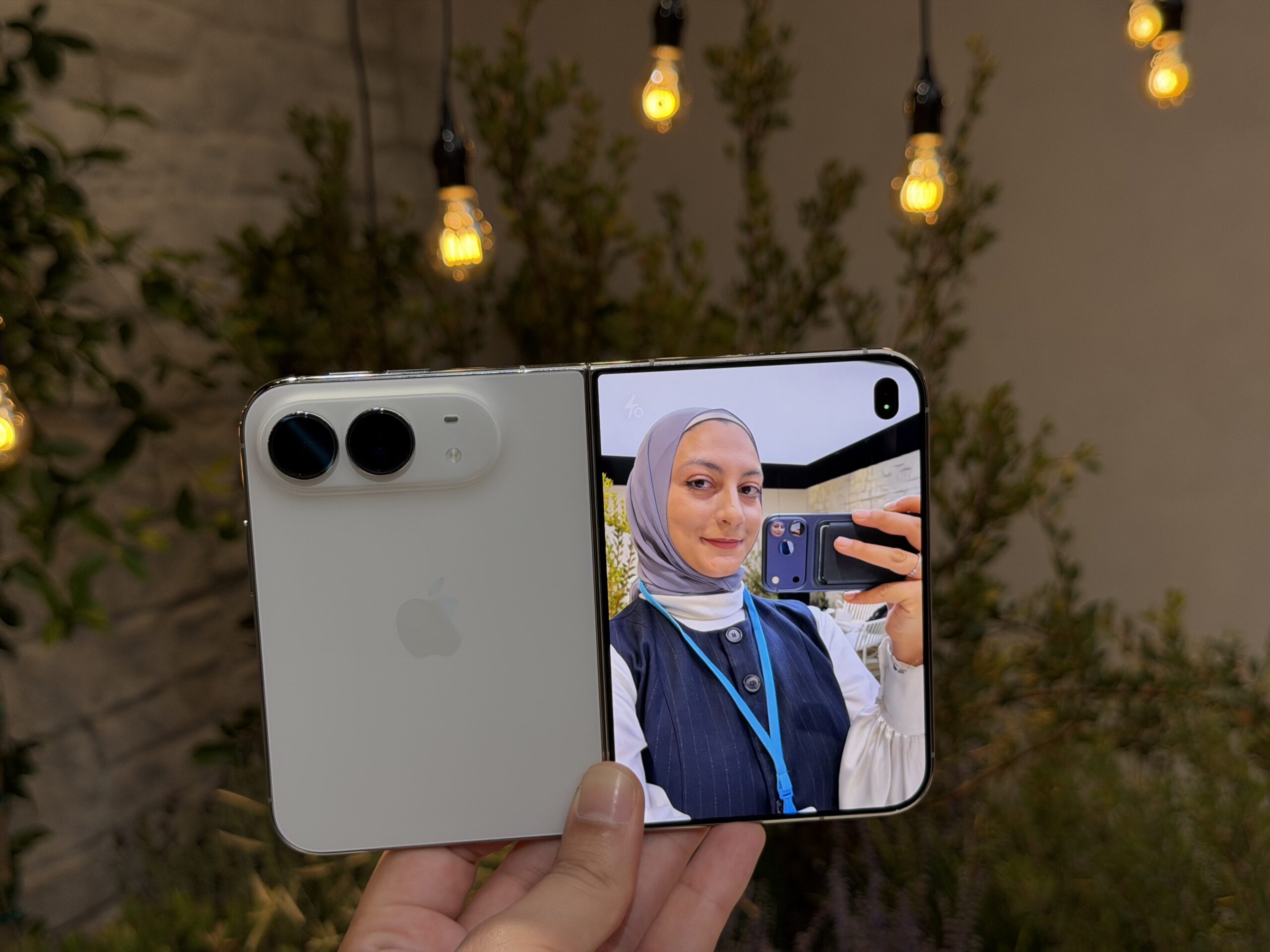O descoperire? Sau doar ceva fragil? Apple a lansat iPhone Duo, iar jurnaliștii de la CNET au multe păreri.
