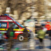 Incident în București: două persoane au fost rănite când o ambulanță a lovit un gard.