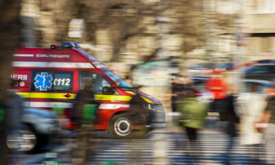 Incident în București: două persoane au fost rănite când o ambulanță a lovit un gard.