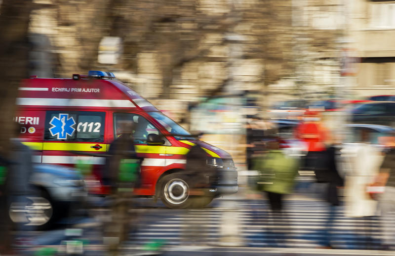 Incident în București: două persoane au fost rănite când o ambulanță a lovit un gard.