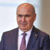 Bolojan anunță sute de angajări și ajustarea salariilor conform inflației în 22 de companii din localitate.