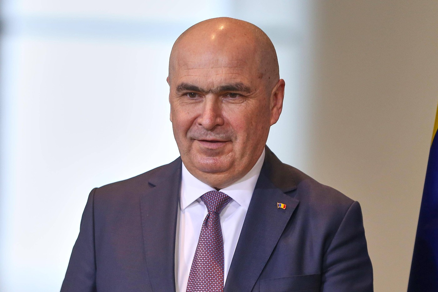 Bolojan anunță sute de angajări și ajustarea salariilor conform inflației în 22 de companii din localitate.
