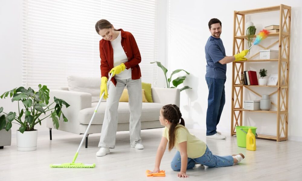 Cum implici toată familia în curățenie: 5 idei pentru mămicile ocupate