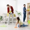 Cum implici toată familia în curățenie: 5 idei pentru mămicile ocupate